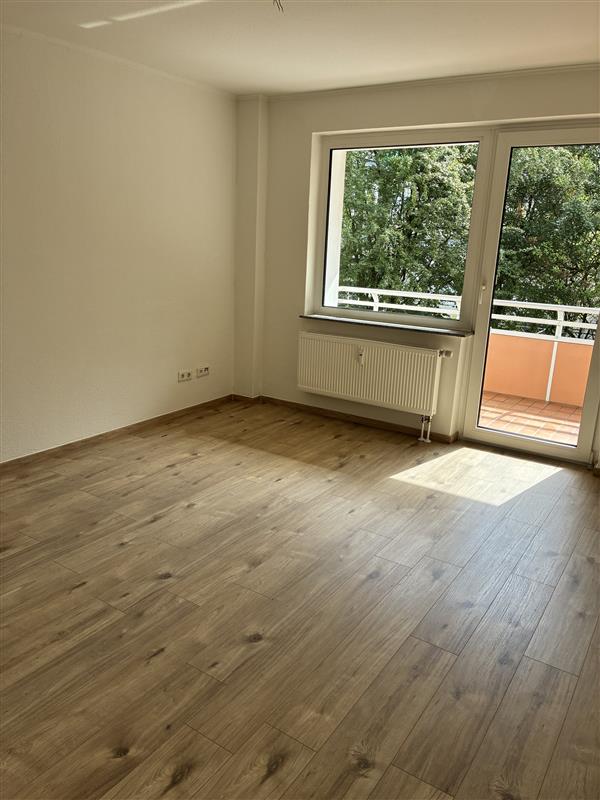 Einfach einziehen - Renovierte Erdgeschosswohnung mit Balkon und Tageslichtbad - Foto 3
