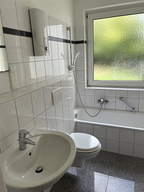Einfach einziehen - Renovierte Erdgeschosswohnung mit Balkon und Tageslichtbad - Foto 4