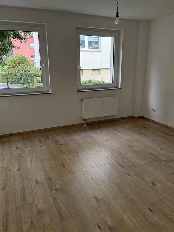 Einfach einziehen - Renovierte Erdgeschosswohnung mit Balkon und Tageslichtbad - Foto 1