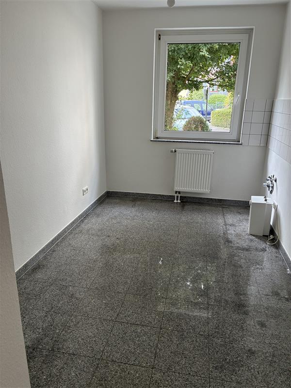 Einfach einziehen - Renovierte Erdgeschosswohnung mit Balkon und Tageslichtbad - Foto 2