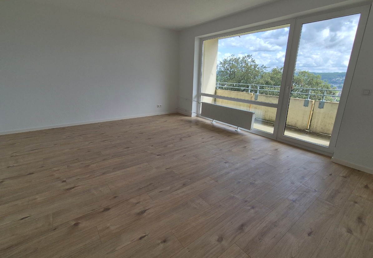 Traumhafter Weitblick und modernisierte 2-Zimmerwohnung dazu. - Photo 1
